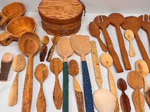 „Handmade im Waldhaus – geschnitzt, geschnefelt, geflochten“